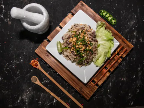 Fideos salteados con maní y lechuga