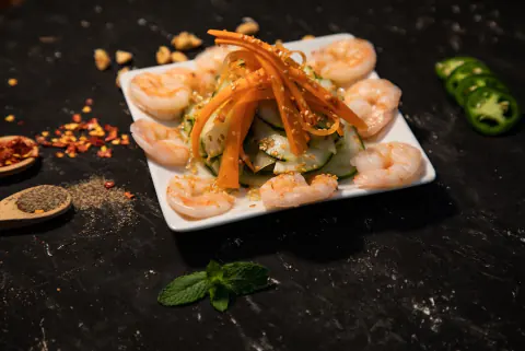 Ensalada de pepinos con camarones