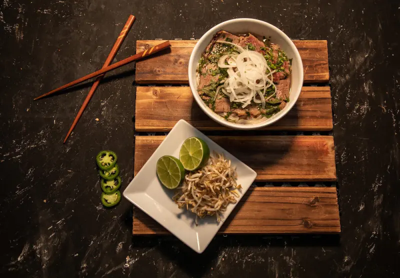 Phở con hierbas, limón y ají