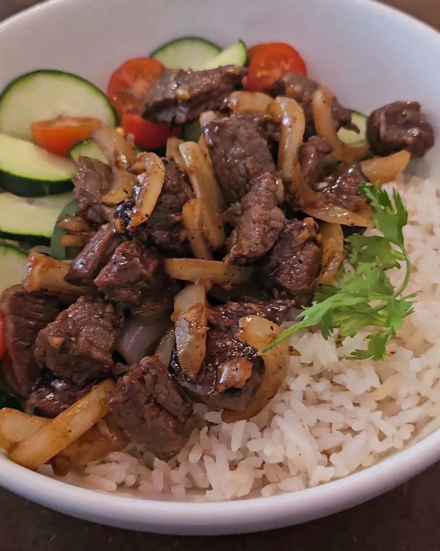 Bò lúc lắc: lomo de res salteado con cebolla, arroz y ensalada