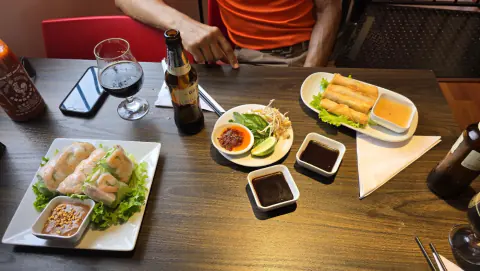 Rollitos frescos con salsas para untar